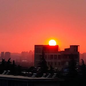 我看向她，选择了沉默