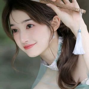槐树与旧围墙