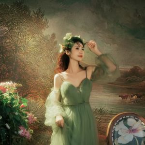 杯中倒满无情酒