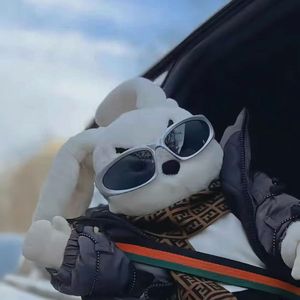 近似无限透明的海蓝色