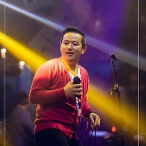 Herda Herdai Dhalkyo Jobana (feat. Raju Lama)