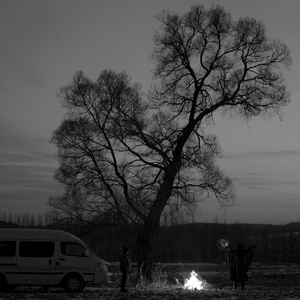 我咽下一枚铁做的月亮