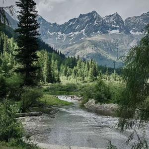 旧恨如鲠，酒冲不散那抹红