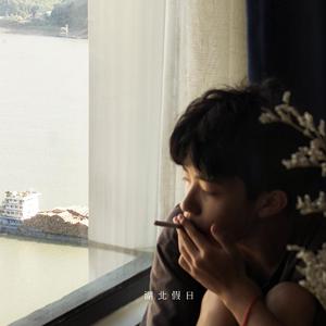 他在走廊镜前吹干头发