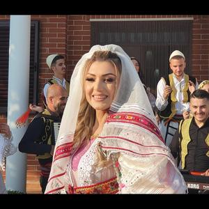 Alma Velaj • Kjaj moj bij te pragu i shpisë