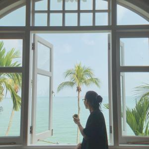 淡黄的长裙，蓬松的头发