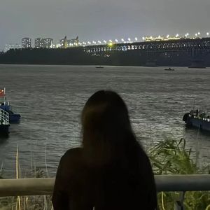 她