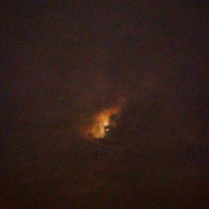 每当下雨的夜晚，我就忍不住想起你哭泣的样子