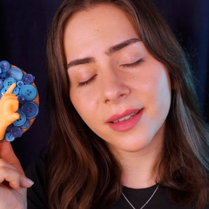 Klangtherapie mit einer Haarbürste