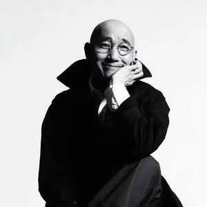 列车上对着坐的两个人