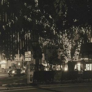 细雨落窗沿 你一点一点走远