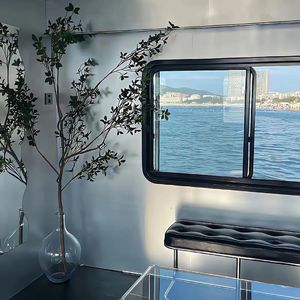 几度凤楼同饮宴