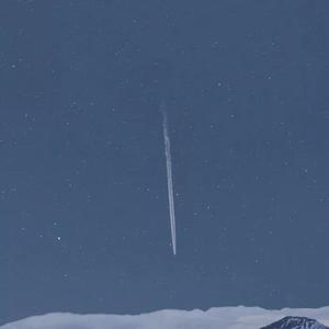 这只伶俐的棕色狐狸跳过一只懒惰的狗