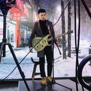 你必须在一个荒唐的夜,骑着摩托穿过下雨的街