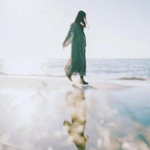 草尖挂着露珠低垂