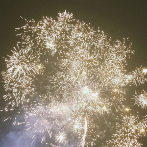 如果你也一樣在夜晚看見思緒飄到空中也許是因為呼吸時微弱的熱氣遇到冷空氣凝結成霧模糊了眼睛