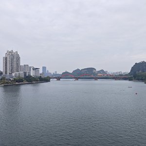 霓虹下的青春狂欢