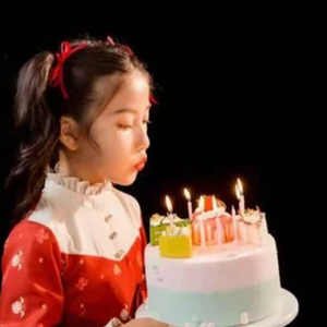 偷吃蛋糕的小月亮