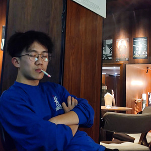 爵士酒吧里抽烟的男人