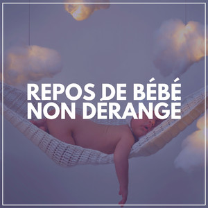 Les filles et les garçons sortent pour jouer à la comptine