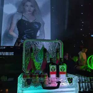 HOLD ME TIGHT/月球陷落（prod.4Hunnid）