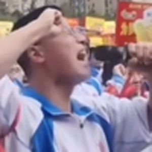 我宣誓我是个哕~哕~（高三八班干呕男孩）