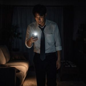 スマホ探してスマホで照らす