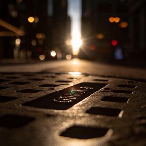 アスファルトのそばの水