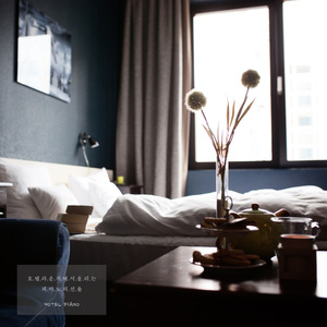 호텔 라운지에서 울리는 피아노 선율