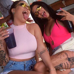 AQUELA FODA COM A MINA DE VERMELHO A TROPA TE LEVA PRO BECO