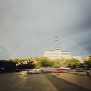 我承认我快乐，像个被宽恕的罪人