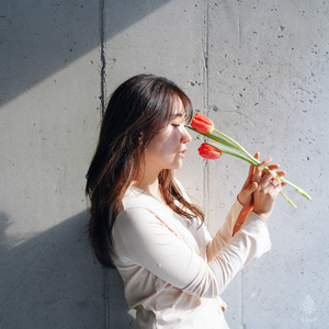 봄을 노래하고 있어