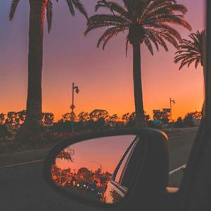 落地窗边的红色小裙子