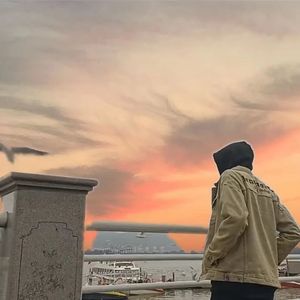 晨光里的回忆残片