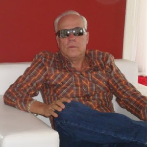 DIANTE DO PORTÃO