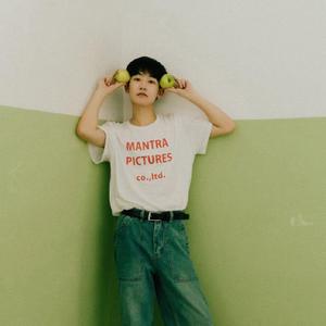 吹着口哨的少年