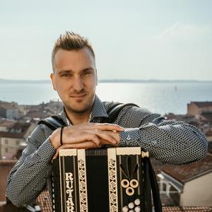 S harmoniko po obali (feat. Godalni kvartet)