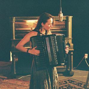 Honeybee (feat. Dune Moss) (Live at Rugs Unplugged)