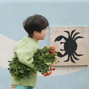 天空下的白球鞋