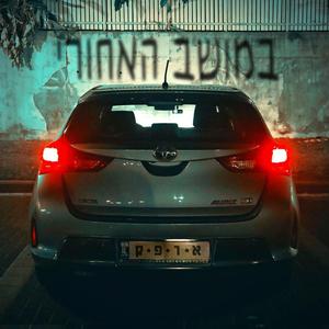 במושב האחורי