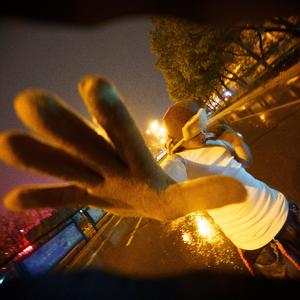 迎着夕阳一个人在草地溜着小土狗