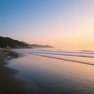 海岸晨光微澜