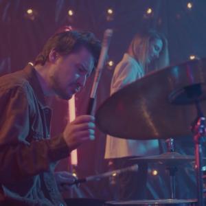 볼륨을 더 높여!