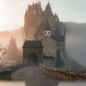 Castle and the Dragon 龙栖之地