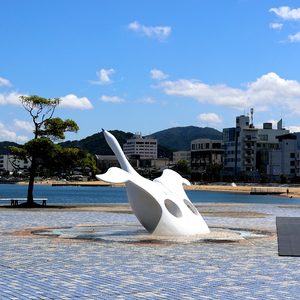 青い空に太陽が輝く