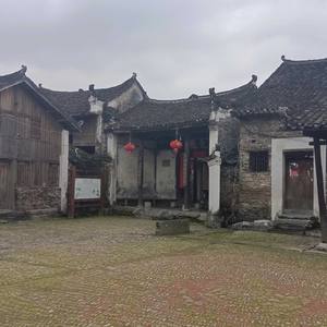 踏着青石板路，走在状元村