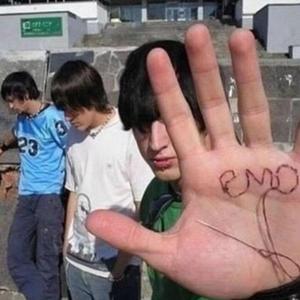 只在点烟时低头