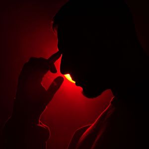 В комнате стало темно