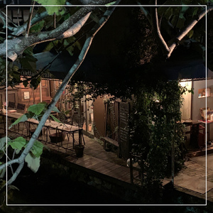 川の上を流れるレストラン