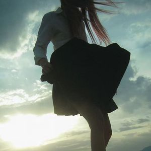 穿着校服偷跑的你